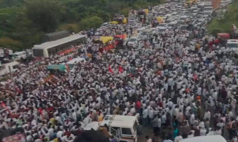 नागपुर में किसानों का हल्ला बोल: कर्ज माफी की मांग पर भड़के किसान, बच्चू कडू मुंबई में सरकार से करेंगे वार्ता