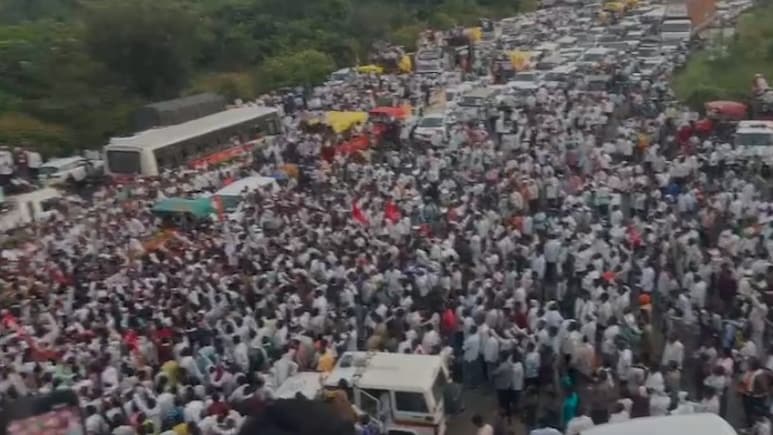 नागपुर में किसानों का हल्ला बोल: कर्ज माफी की मांग पर भड़के किसान, बच्चू कडू मुंबई में सरकार से करेंगे वार्ता नागपुर में किसानों का हल्ला बोल: कर्ज माफी की मांग पर भड़के किसान, बच्चू कडू मुंबई में सरकार से करेंगे वार्ता