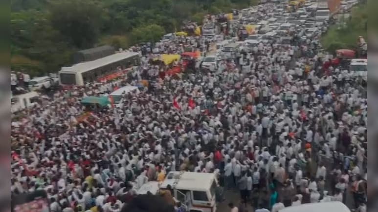 महाराष्ट्र के नागपुर में किसानों का ‘हल्ला बोल’, कर्जमाफी की मांग पर महा एल्गार ट्रैक्टर मोर्चा महाराष्ट्र के नागपुर में किसानों का ‘हल्ला बोल’, कर्जमाफी की मांग पर महा एल्गार ट्रैक्टर मोर्चा