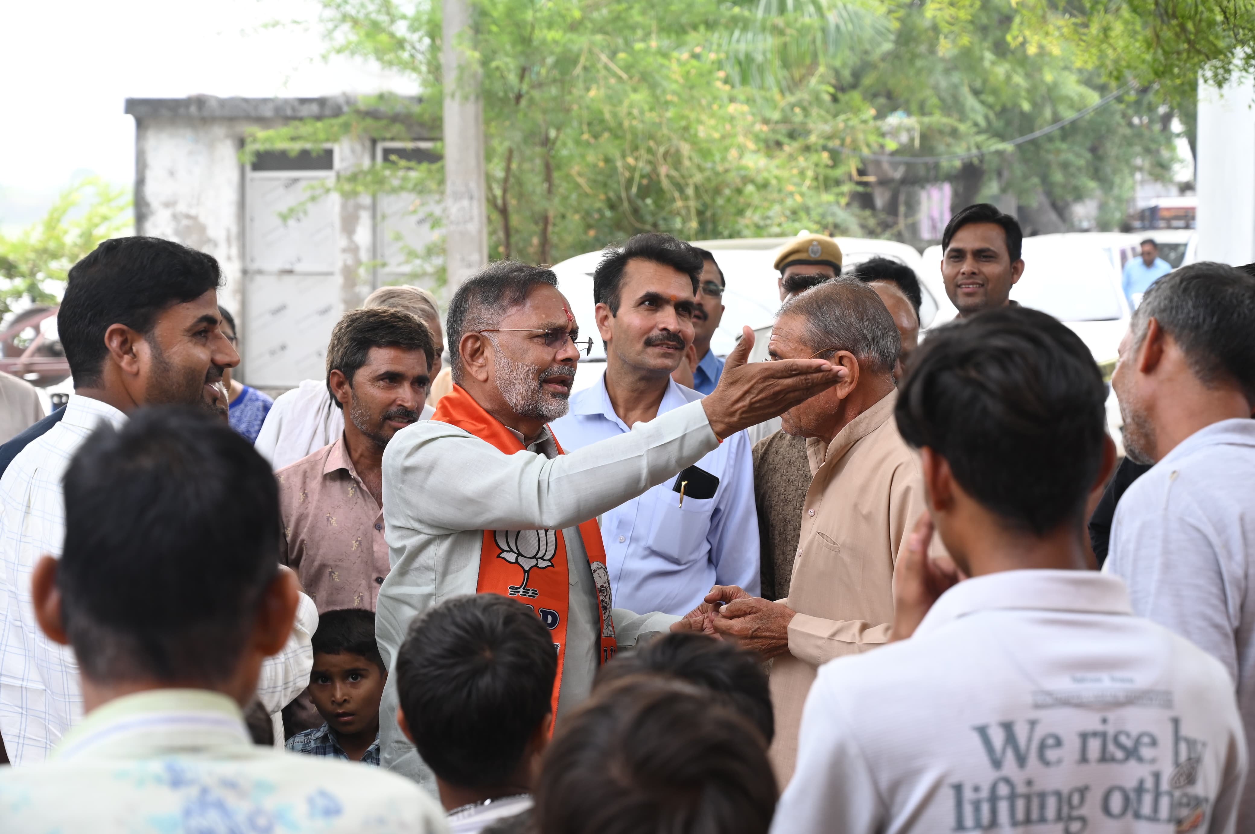 'मंत्री जी! रास्ते में शराब की दुकान है, स्कूल जाने से डर लगता है' हीरालाल नागर से छात्राओं ने की शिकायत