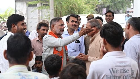 'मंत्री जी! रास्ते में शराब की दुकान है, स्कूल जाने से डर लगता है' हीरालाल नागर से छात्राओं ने की शिकायत 