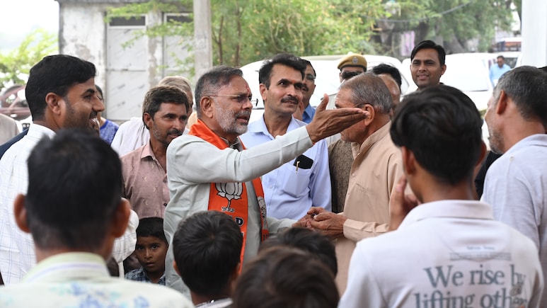'मंत्री जी! रास्ते में शराब की दुकान है, स्कूल जाने से डर लगता है' हीरालाल नागर से छात्राओं ने की शिकायत  'मंत्री जी! रास्ते में शराब की दुकान है, स्कूल जाने से डर लगता है' हीरालाल नागर से छात्राओं ने की शिकायत