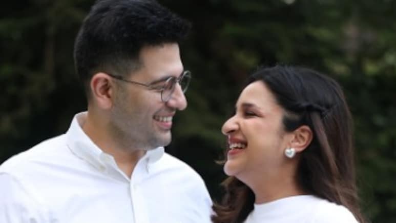 परिणीति चोपड़ा के बर्थडे पर पति राघव चड्ढा ने कुछ यूं दी बधाई, शेयर की बेबी बंप वाली अनसीन फोटोज परिणीति चोपड़ा के बर्थडे पर पति राघव चड्ढा ने कुछ यूं दी बधाई, शेयर की बेबी बंप वाली अनसीन फोटोज