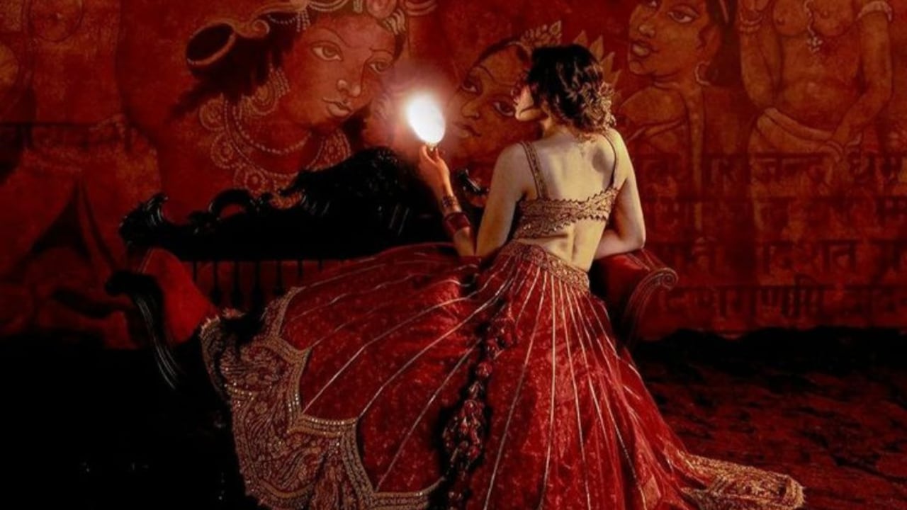 Your bridal glow deserves jewellery that speaks louder than words.