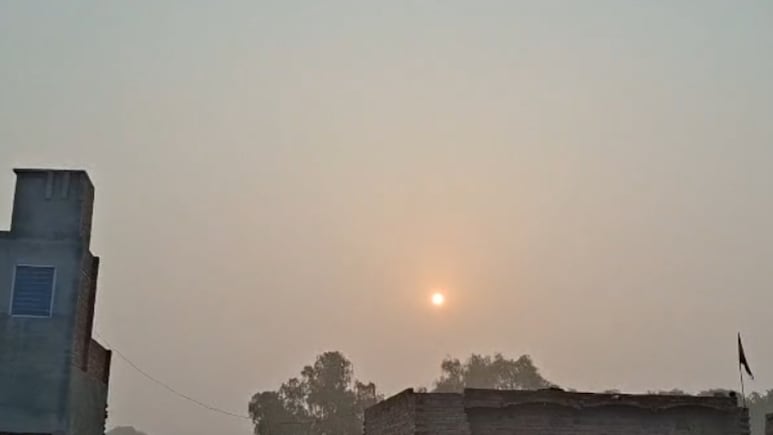 Rajasthan Weather: राजस्थान के इस जिले में गुलाबी ठंड की दस्तक, हल्की धुंध के साथ ओस की बूंदे भी नजर आईं