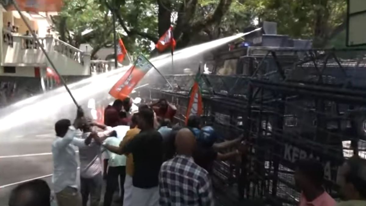 Water Cannons vs BJP Protesters In Kerala Over Sabarimala Gold-Plating Row