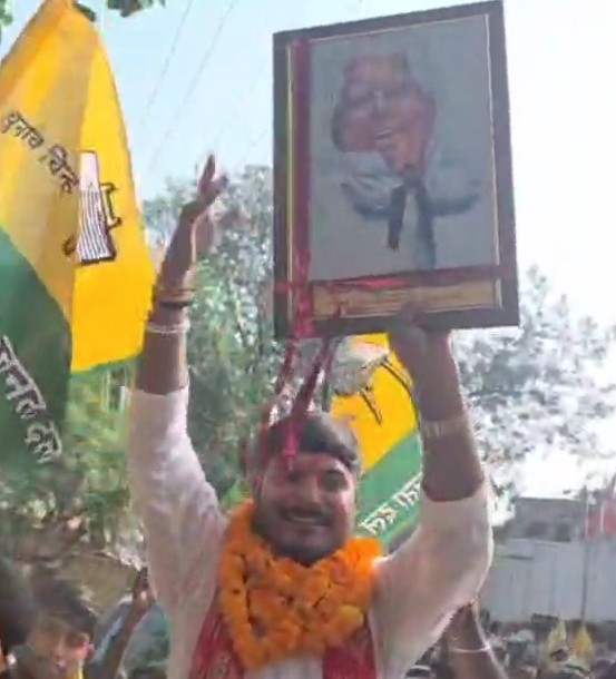 जब भैंस पर बैठकर नामांकन करने पहुंचे तेज प्रताप यादव की पार्टी के उम्मीदवार, वीडियो हुआ वायरल