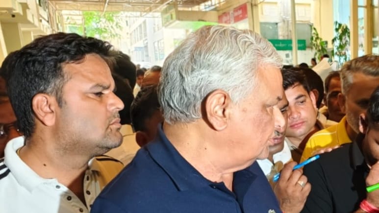 Rajasthan: "पहले बिल चुकाओ, फिर मिलेगा शव", मृतक के परिजनों ने लगाई गुहार, अस्पताल पहुंच गए मंत्री किरोड़ीलाल मीणा Rajasthan: "पहले बिल चुकाओ, फिर मिलेगा शव", मृतक के परिजनों ने लगाई गुहार, अस्पताल पहुंच गए मंत्री किरोड़ीलाल मीणा