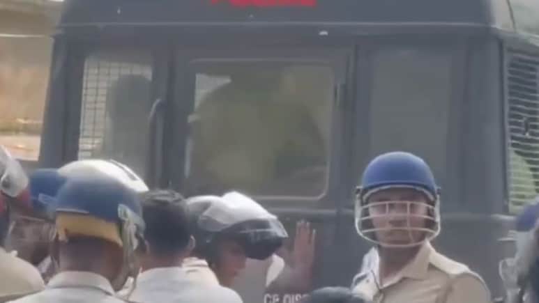 पश्चिम बंगाल में मां काली की मूर्ति को वैन में रखने पर बवाल! BJP ने उठाए सवाल, पढ़ें क्या है पूरा मामला पश्चिम बंगाल में मां काली की मूर्ति को वैन में रखने पर बवाल! BJP ने उठाए सवाल, पढ़ें क्या है पूरा मामला
