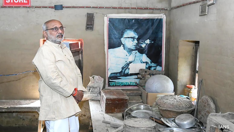 सारण के सिताबदियारा पहुंचे उपराष्ट्रपति राधाकृष्णन, जयप्रकाश नारायण की जयंती पर दी श्रद्धांजलि सारण के सिताबदियारा पहुंचे उपराष्ट्रपति राधाकृष्णन, जयप्रकाश नारायण की जयंती पर दी श्रद्धांजलि