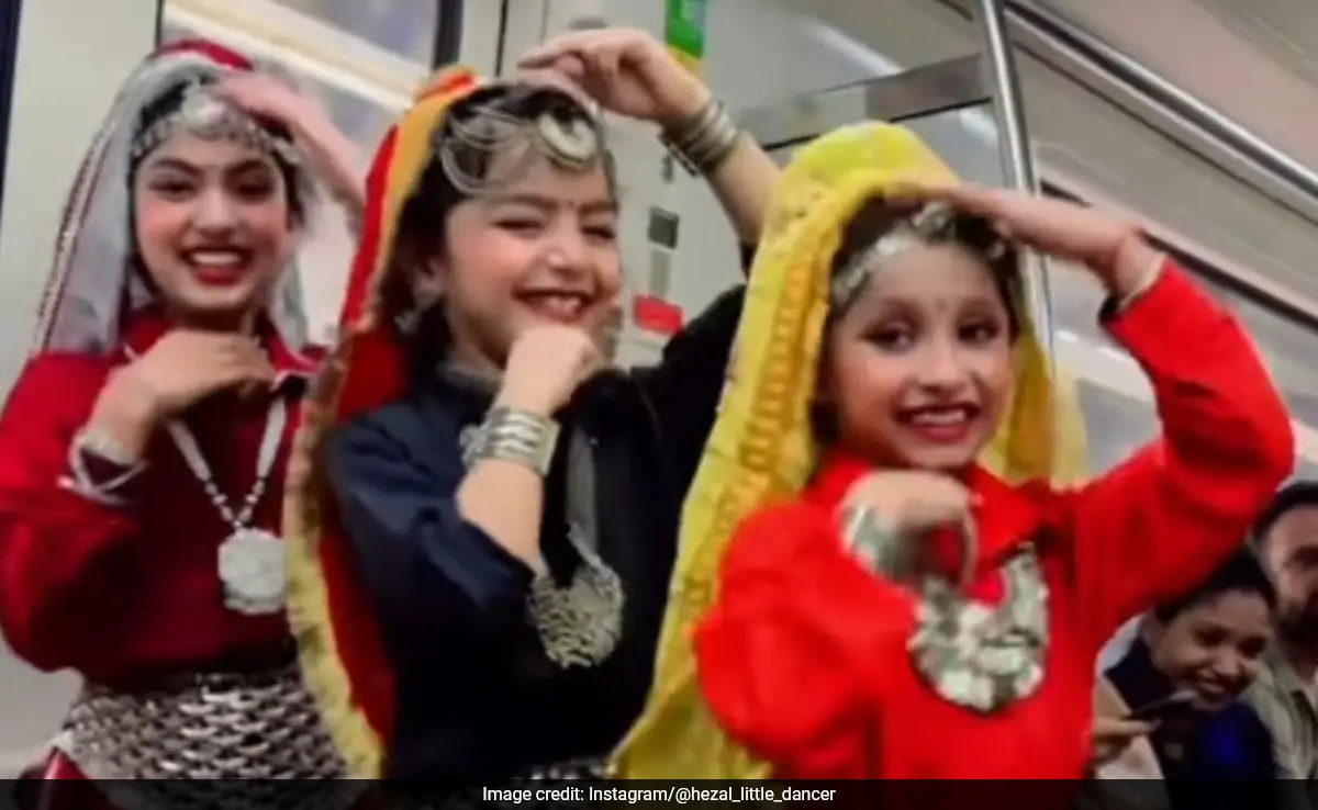 Girls Dance On Pehla Pehla Pyaar Hai In Delhi Metro, Video Goes Viral: "Very Beautiful"