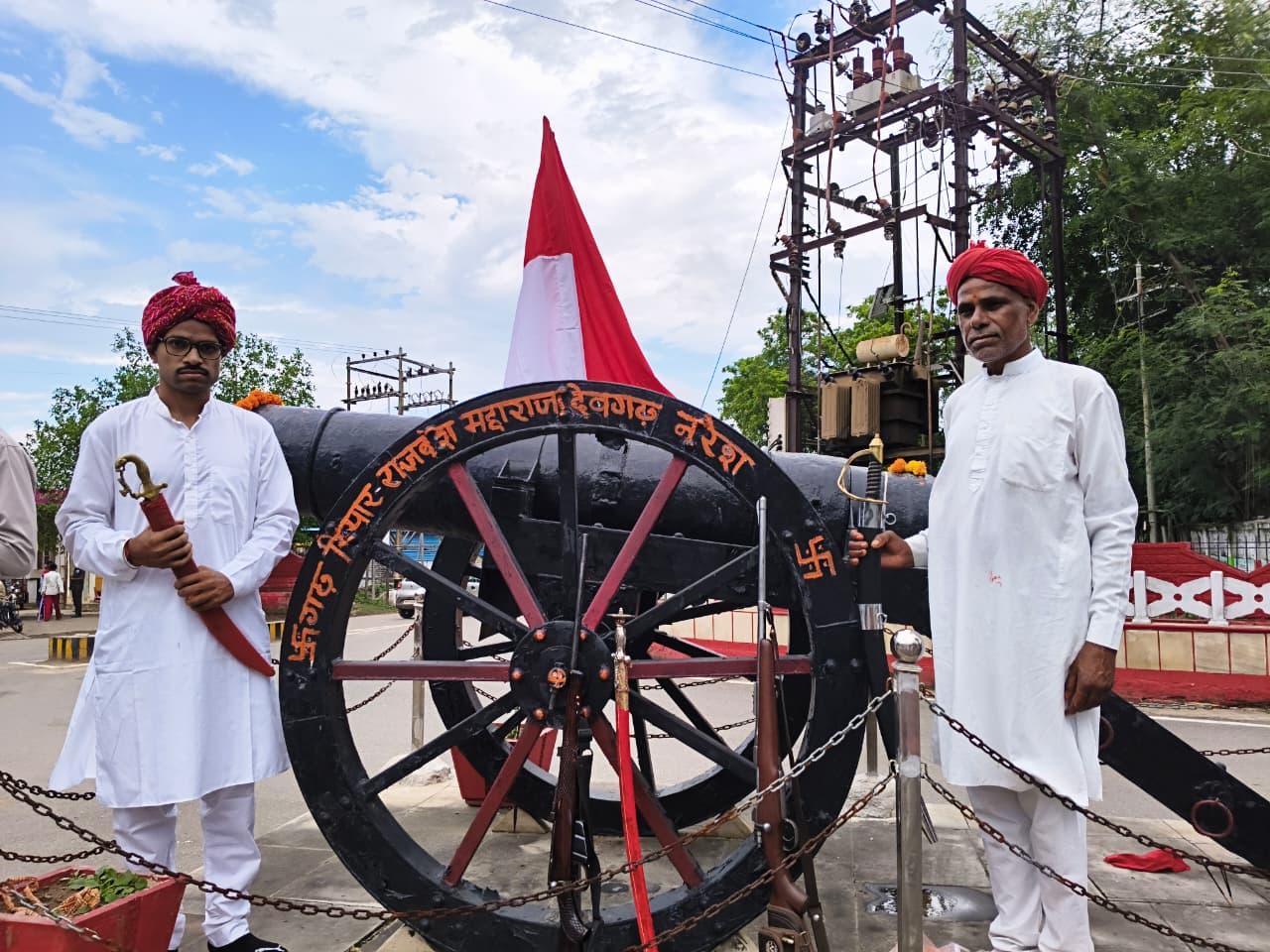 Gwalior Devgarh Fort: तोप की पूजा के दौरान राज परिवार के वंशज Gwalior Devgarh Fort: तोप की पूजा के दौरान राज परिवार के वंशज