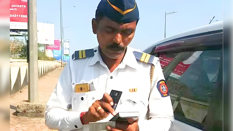 मोबाईलने गाड्यांचे फोटो काढल्यास थेट निलंबन, वाहतूक पोलिसांच्या मनमानी कारभाराला जरब बसवण्यासाठी कडक निर्णय