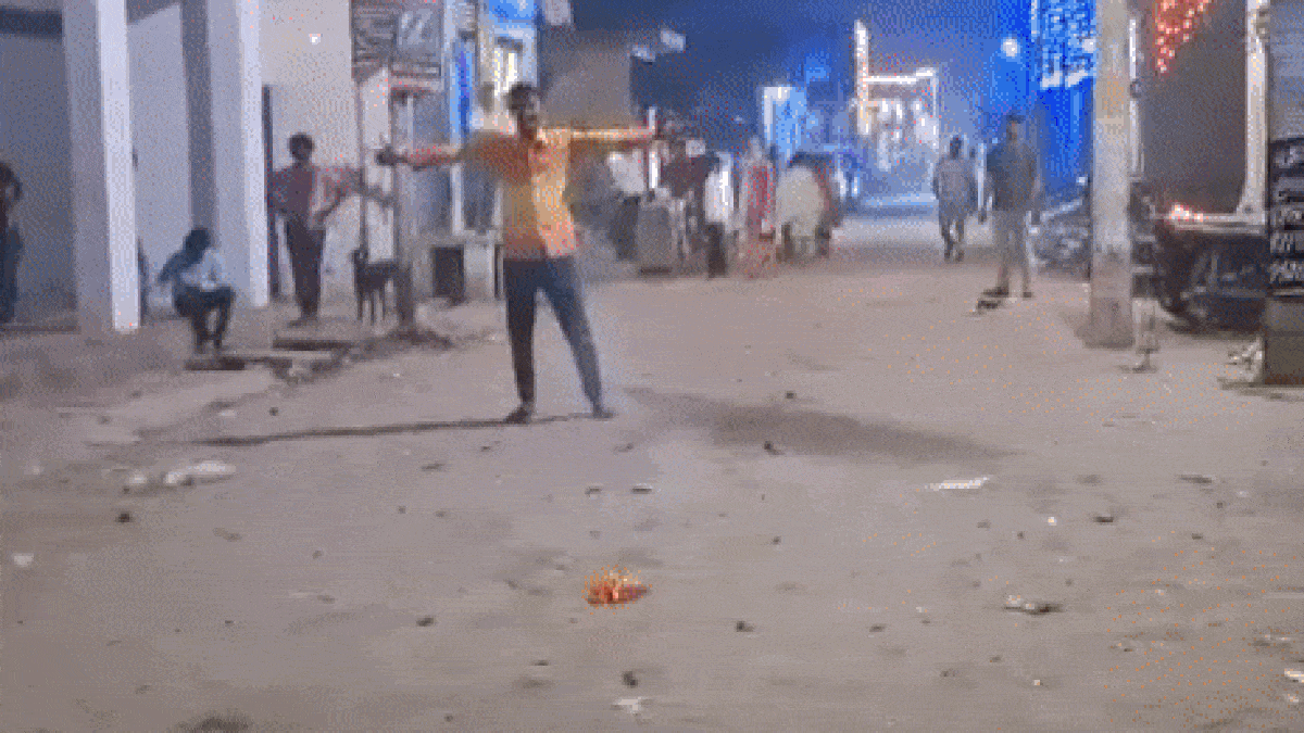 रील के शौक में पेट्रोल बम में लगाई ऐसी आग, तेज धमाके से झुलसा लड़का, VIDEO देख सहम जाएंगे