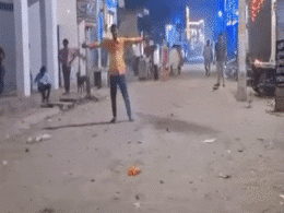 रील के शौक में पेट्रोल बम में लगाई ऐसी आग, तेज धमाके से झुलसा लड़का, VIDEO देख सहम जाएंगे रील के शौक में पेट्रोल बम में लगाई ऐसी आग, तेज धमाके से झुलसा लड़का, VIDEO देख सहम जाएंगे