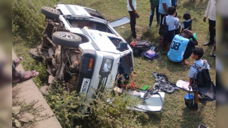 10 Students Injured As Van Falls Off Maharashtra Bridge Because Of Potholes 10 Students Injured As Van Falls Off Maharashtra Bridge Because Of Potholes