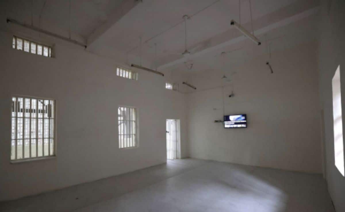 Choksis cell has sufficient sources of natural light. The cell has one main door, three windows, and five upper ventilators, which ensure fresh air with cross-ventilation. Choksis cell has sufficient sources of natural light. The cell has one main door, three windows, and five upper ventilators, which ensure fresh air with cross-ventilation.