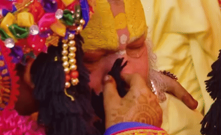 झर-झर बहते आंसू और संभालते कान्हा... भक्तों को भावुक कर रहा प्रेमानंद महाराज का यह वीडियो
