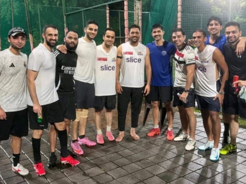 MS Dhoni Spotted In Mumbai Indians Jersey, Sends Internet Into Meltdown