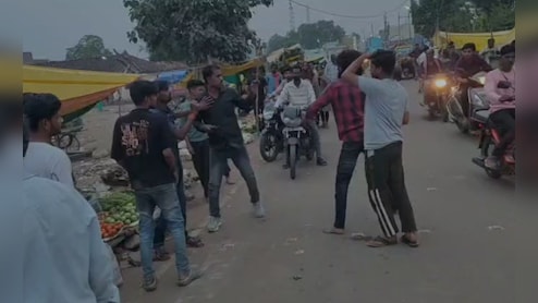दमोह में खुलेआम गुंडागर्दी: सब्जी बाजार में युवक को बेल्ट और डंडों से पीटा, वीडियो वायरल