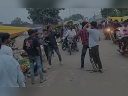 दमोह में खुलेआम गुंडागर्दी: सब्जी बाजार में युवक को बेल्ट और डंडों से पीटा, वीडियो वायरल दमोह में खुलेआम गुंडागर्दी: सब्जी बाजार में युवक को बेल्ट और डंडों से पीटा, वीडियो वायरल