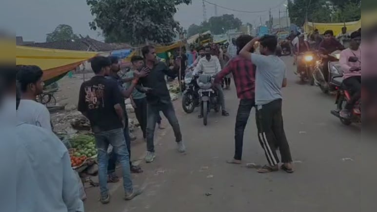 दमोह में खुलेआम गुंडागर्दी: सब्जी बाजार में युवक को बेल्ट और डंडों से पीटा, वीडियो वायरल दमोह में खुलेआम गुंडागर्दी: सब्जी बाजार में युवक को बेल्ट और डंडों से पीटा, वीडियो वायरल