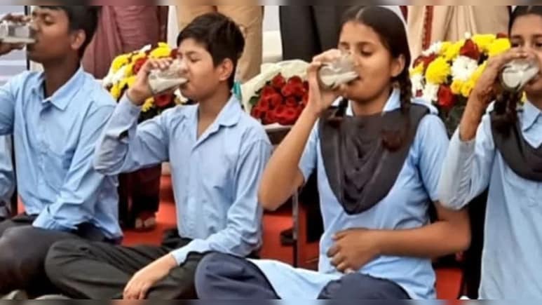 बच्चों के हिस्से का दूध पाउडर मावा फैक्ट्रियों को बेच दिया, 5 शिक्षकों पर गिरी गाज बच्चों के हिस्से का दूध पाउडर मावा फैक्ट्रियों को बेच दिया, 5 शिक्षकों पर गिरी गाज