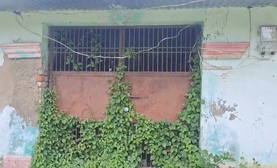 मोहनपुर गांव में बंद पड़े हिंदुओं के मकान, इन मकानों में मुस्लिम वोटरों का नाम वोटर लिस्ट में दिखाया गया है. मोहनपुर गांव में बंद पड़े हिंदुओं के मकान, इन मकानों में मुस्लिम वोटरों का नाम वोटर लिस्ट में दिखाया गया है.
