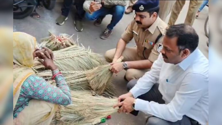 Local for Vocal: देवास के बाजार में निकले एसपी-कलेक्टर, दीपावली के लिए खरीदा सामान Local for Vocal: देवास के बाजार में निकले एसपी-कलेक्टर, दीपावली के लिए खरीदा सामान
