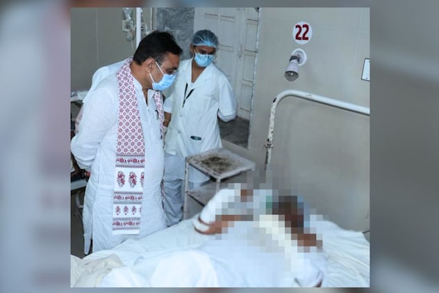 अस्पताल में मरीज का हालचाल जानते हुए सीएम भजनलाल शर्मा अस्पताल में मरीज का हालचाल जानते हुए सीएम भजनलाल शर्मा