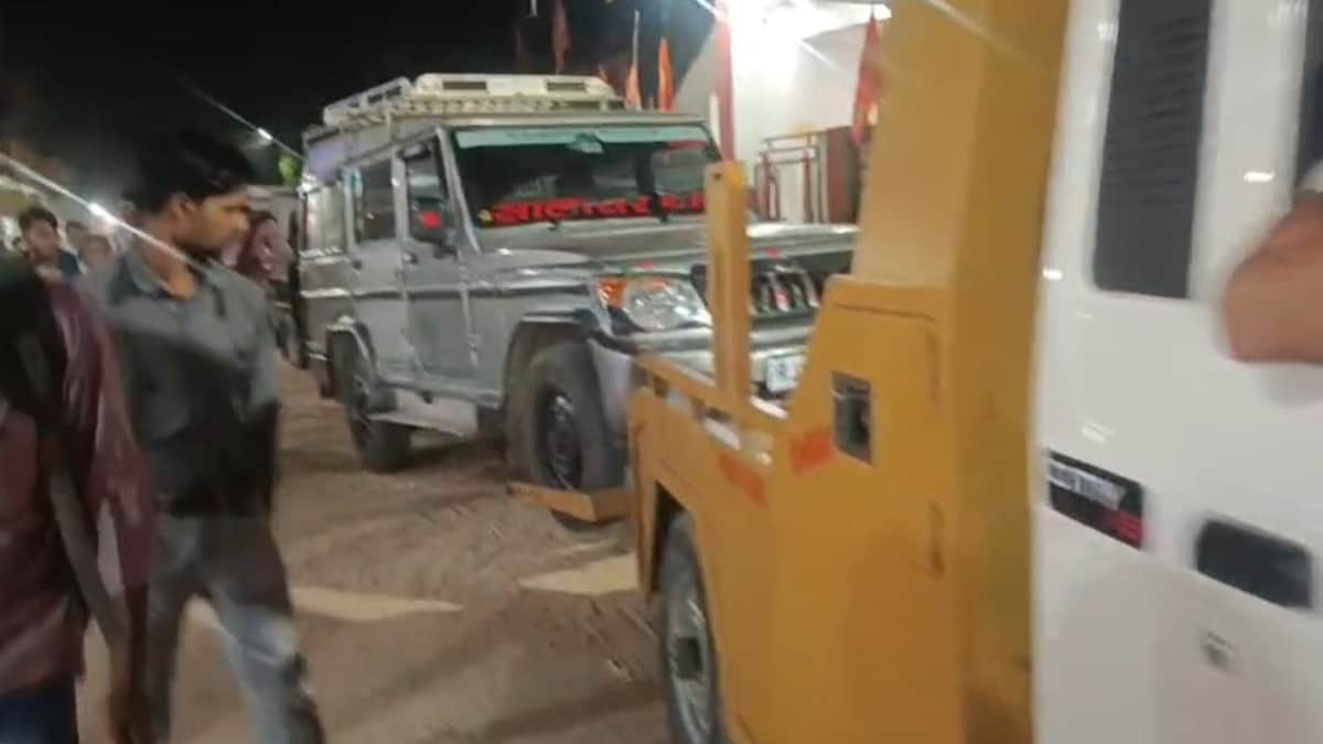 स्टेशन के बाहर नो पार्किंग क्षेत्र में बेतरतीब तरह से कई वाहन खड़े थे स्टेशन के बाहर नो पार्किंग क्षेत्र में बेतरतीब तरह से कई वाहन खड़े थे