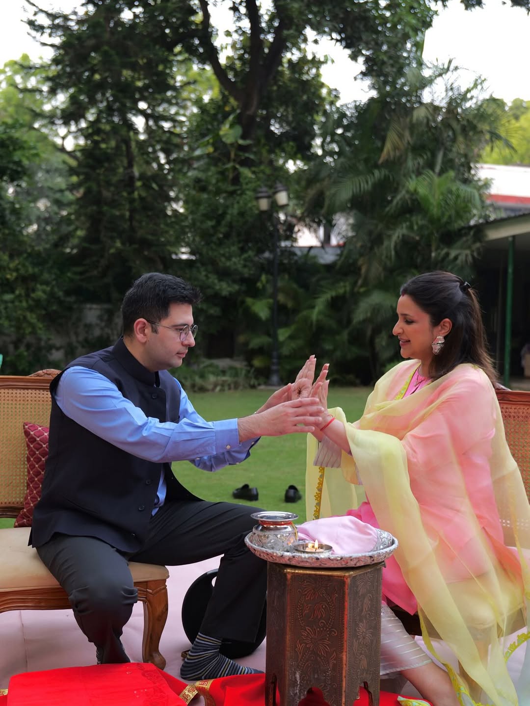 प्रेग्नेंट परिणीति चोपड़ा ने रखा पति राघव चड्ढा के लिए करवा चौथ का व्रत, फोटो से नहीं हटेंगी नजरें