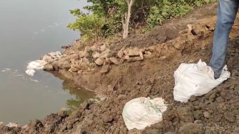सतना के पटना बांध से पानी का रिसाव तेज, ग्रामीणों ने बोरियों से रोका, मौके पर पहुंची प्रशासन की टीम सतना के पटना बांध से पानी का रिसाव तेज, ग्रामीणों ने बोरियों से रोका, मौके पर पहुंची प्रशासन की टीम