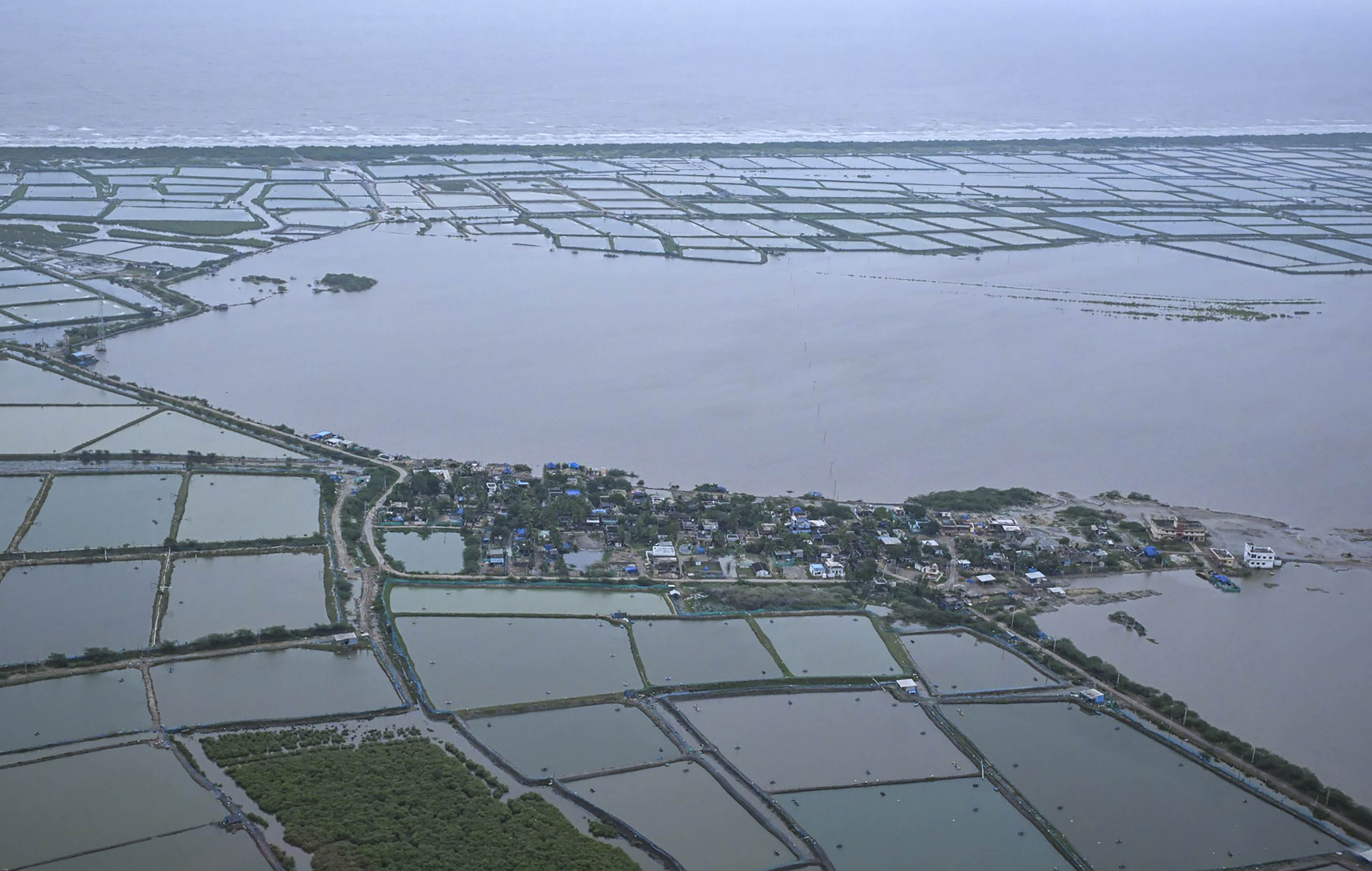 मोंथा की वजह से आंध्र प्रदेश में 2.14 लाख एकड़ इलाके में फसलें तबाह हो गईं. मोंथा की वजह से आंध्र प्रदेश में 2.14 लाख एकड़ इलाके में फसलें तबाह हो गईं.