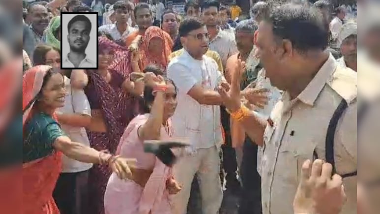 पुलिस पर चप्पल से हमला! युवक की मौत पर परिजन ने अस्पताल में किया हंगामा पुलिस पर चप्पल से हमला! युवक की मौत पर परिजन ने अस्पताल में किया हंगामा