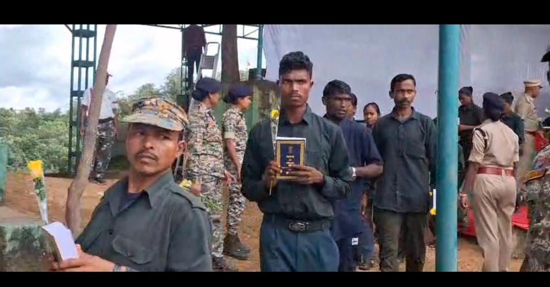 Naxalites Surrender: कांकेर में 21 नक्सलियों ने पुलिस के सामने डाले हथियार ,मुख्यधारा में लौटे तो हुआ स्वागत