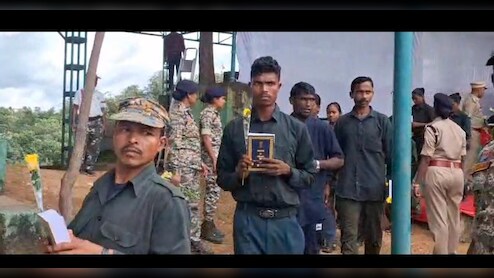 Naxalites Surrender: कांकेर में 21 नक्सलियों ने पुलिस के सामने डाले हथियार ,मुख्यधारा में लौटे तो अफसरों ने किया स्वागत 