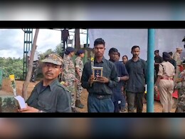 Naxalites Surrender: कांकेर में 21 नक्सलियों ने पुलिस के सामने डाले हथियार ,मुख्यधारा में लौटे तो अफसरों ने किया स्वागत  Naxalites Surrender: कांकेर में 21 नक्सलियों ने पुलिस के सामने डाले हथियार ,मुख्यधारा में लौटे तो अफसरों ने किया स्वागत