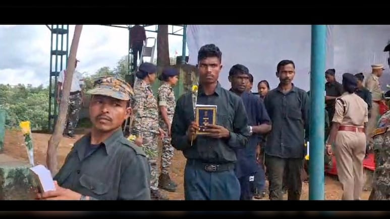 Naxalites Surrender: कांकेर में 21 नक्सलियों ने पुलिस के सामने डाले हथियार ,मुख्यधारा में लौटे तो अफसरों ने किया स्वागत  Naxalites Surrender: कांकेर में 21 नक्सलियों ने पुलिस के सामने डाले हथियार ,मुख्यधारा में लौटे तो अफसरों ने किया स्वागत