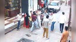 धार में फ्लाइंग KISS से सड़क पर संग्राम! महिला ने बाइक सवार मनचलों की ऐसे की खातिरदारी