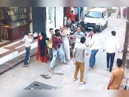 धार में फ्लाइंग KISS से सड़क पर संग्राम! महिला ने बाइक सवार मनचलों की ऐसे की खातिरदारी धार में फ्लाइंग KISS से सड़क पर संग्राम! महिला ने बाइक सवार मनचलों की ऐसे की खातिरदारी