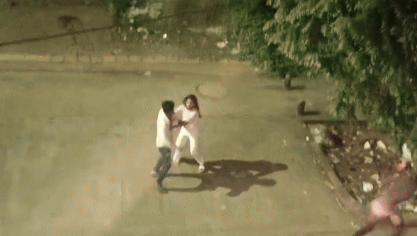 ट्रैफिक के बीच लड़की को जड़े लात-घूंसे, पुणे का हैरान करने वाला वीडियो