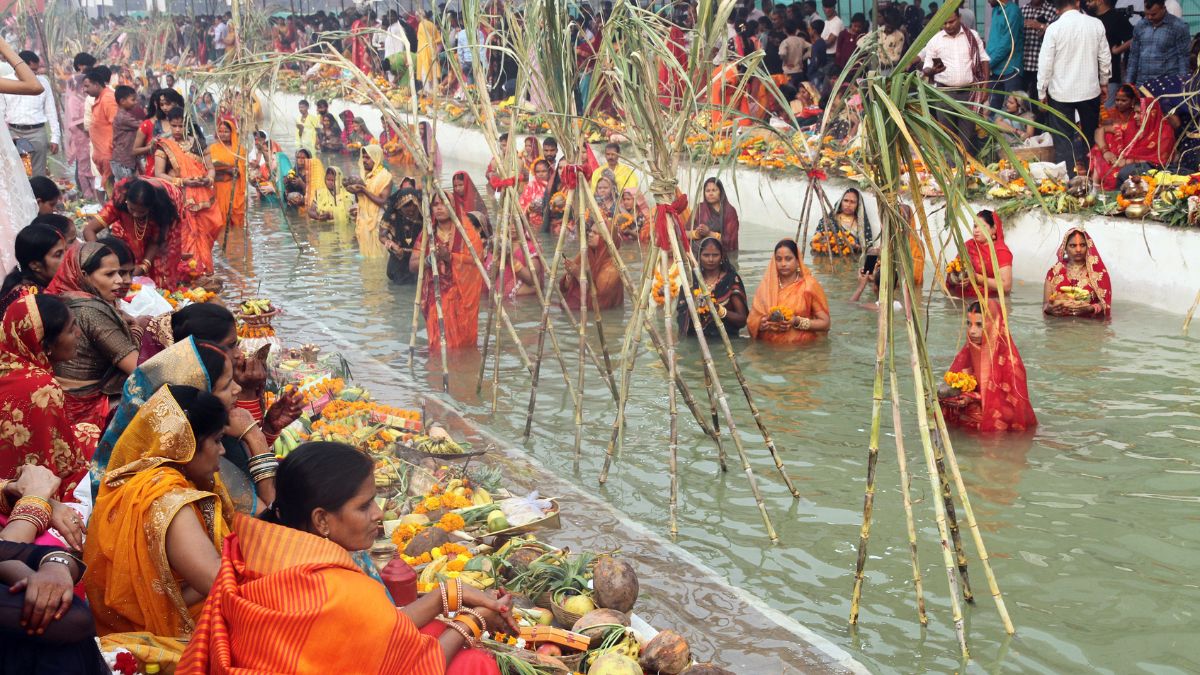 छठ और चुनाव की डबल ड्यूटी: बिहार के नवादा में महिला प्रत्याशी छठ व्रत के साथ कर रहीं जनसंपर्क