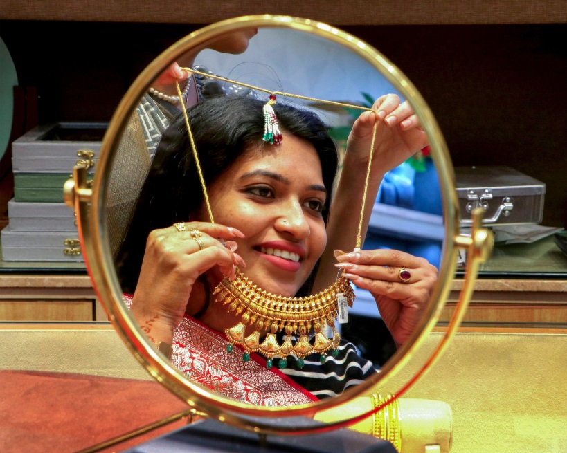 Dhanteras 2025: अमेरिका समेत टॉप-5 देशों से भी ज्‍यादा गोल्‍ड! सोने की असली जौहरी तो भारतीय महिलाएं हैं... आंकड़े देख लीजिए