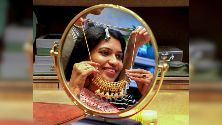 Dhanteras 2025: अमेरिका समेत टॉप-5 देशों से भी ज्यादा गोल्ड! सोने की असली जौहरी तो भारतीय महिलाएं हैं... आंकड़े देख लीजिए Dhanteras 2025: अमेरिका समेत टॉप-5 देशों से भी ज्यादा गोल्ड! सोने की असली जौहरी तो भारतीय महिलाएं हैं... आंकड़े देख लीजिए