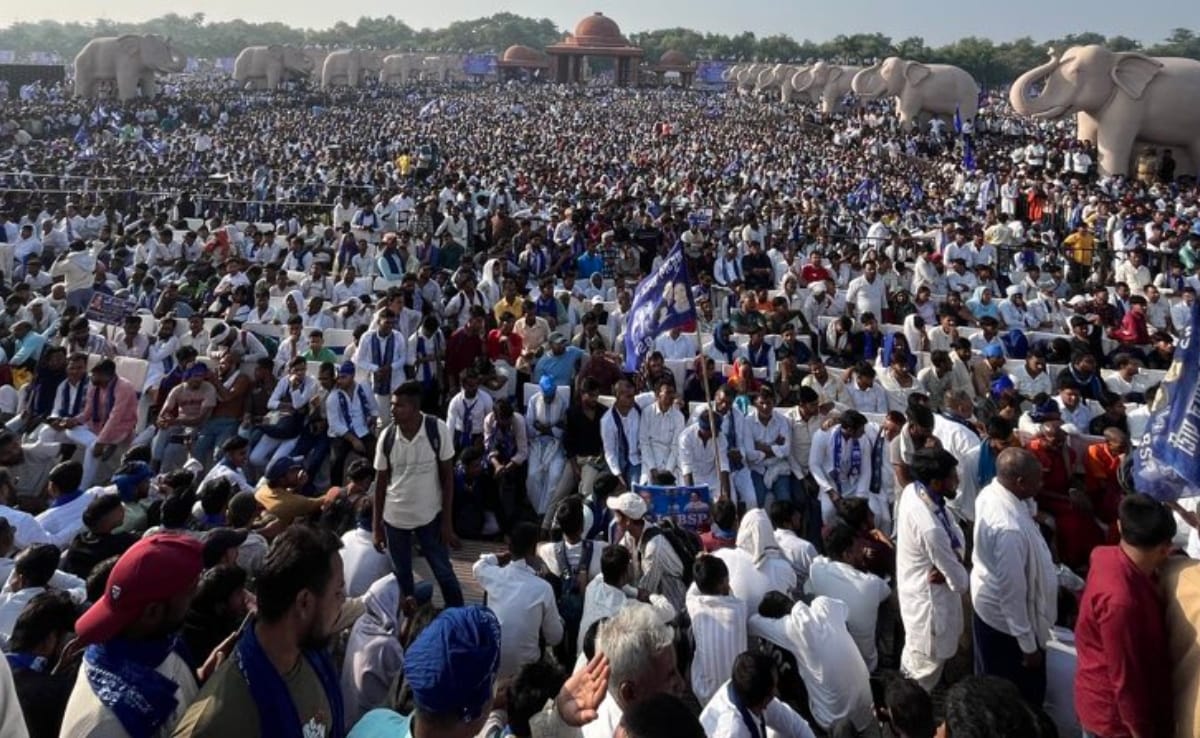 कांशीराम के परिनिर्वाण दिवस पर गुरुवार को लखनऊ में आयोजित बसपा की रैली में आए उसके समर्थक. कांशीराम के परिनिर्वाण दिवस पर गुरुवार को लखनऊ में आयोजित बसपा की रैली में आए उसके समर्थक.