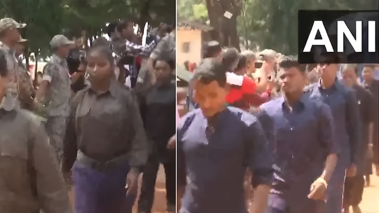 Chhattisgarh Naxalites surrender: छत्तीसगडसाठी ऐतिहासिक दिवस! 200 हून अधिक कुख्यात नक्षलवाद्यांचं आत्मसमर्पण Chhattisgarh Naxalites surrender: छत्तीसगडसाठी ऐतिहासिक दिवस! 200 हून अधिक कुख्यात नक्षलवाद्यांचं आत्मसमर्पण