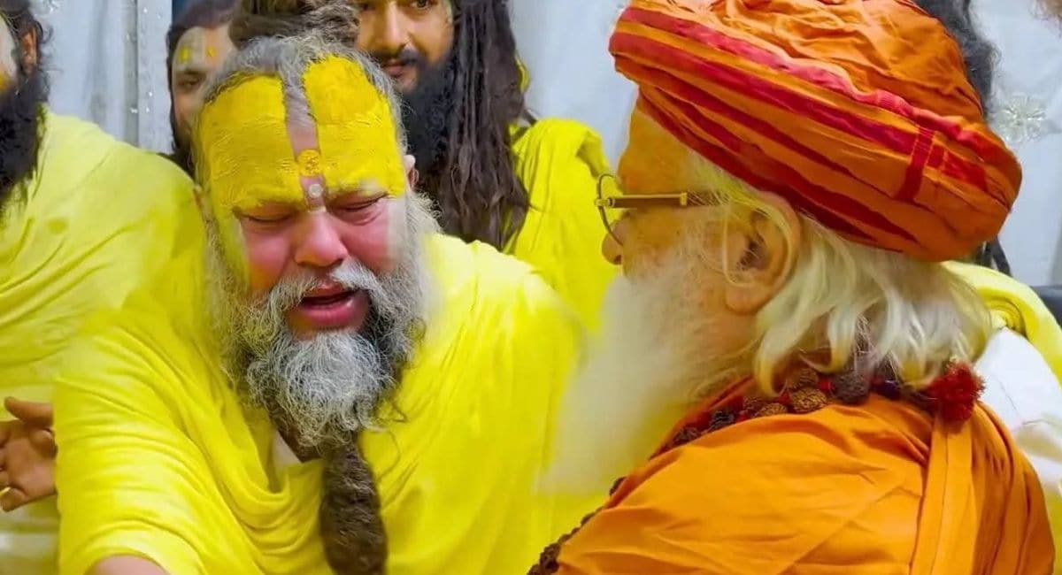 प्रेमानंद महाराज से मिलने पहुंचे गुरु शरणानंद महाराज. प्रेमानंद महाराज से मिलने पहुंचे गुरु शरणानंद महाराज.