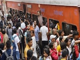 बिहार में पलायन चुनावी मुद्दा क्यों नहीं बनता, आखिर क्यों मौन हैं राजनेता? बिहार में पलायन चुनावी मुद्दा क्यों नहीं बनता, आखिर क्यों मौन हैं राजनेता?