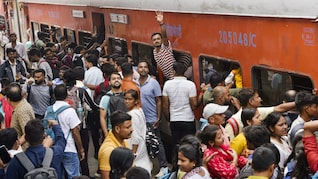 बिहार में पलायन चुनावी मुद्दा क्यों नहीं बनता, आखिर क्‍यों मौन हैं राजनेता?